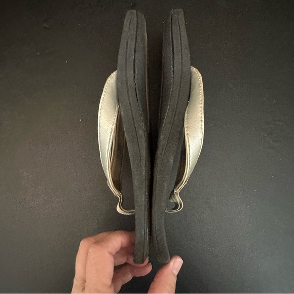 Olukai Kulapa Kai Silver Metallic Slip On Flip Flop Sandal Women’s Size 8 - Picture 7 of 10